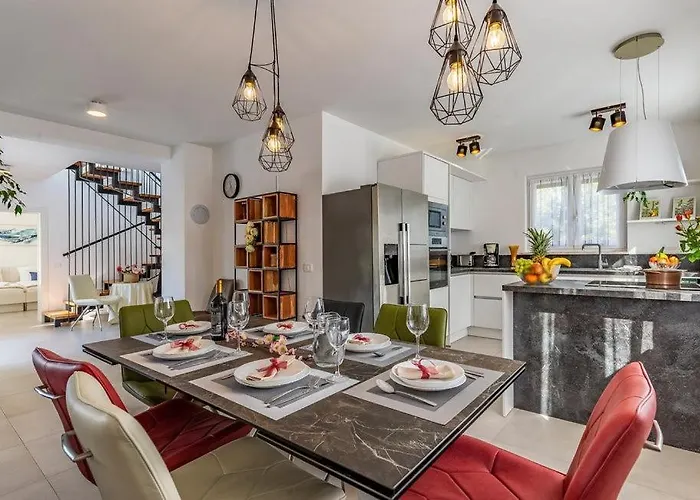 Flavia By Guide Villa