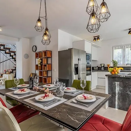 Flavia By Guide Willa